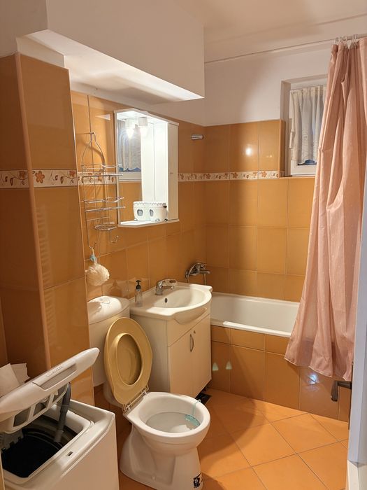 Apartament de închiriat cu 3 camere 5 minute de la UMF