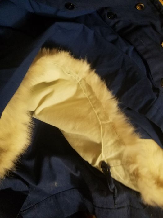 Детский плащ с отстегивающей подкладкой из натурального меха.