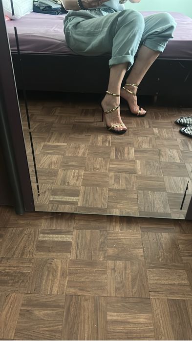 Sandale cu toc aurii superbe