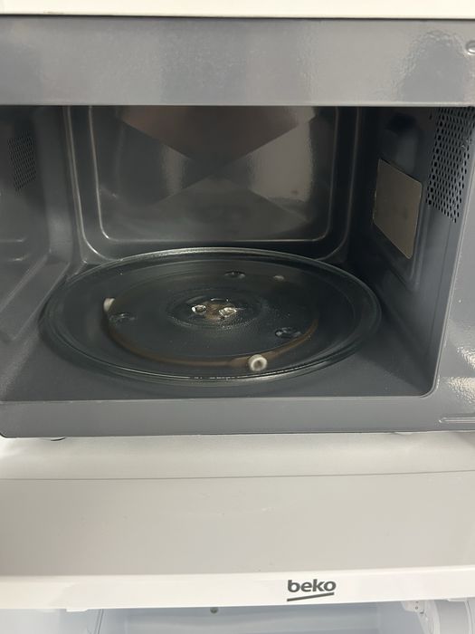 Продавам комплект хладилник Beko микловълнова Gorenje и диспесар за вода Sang