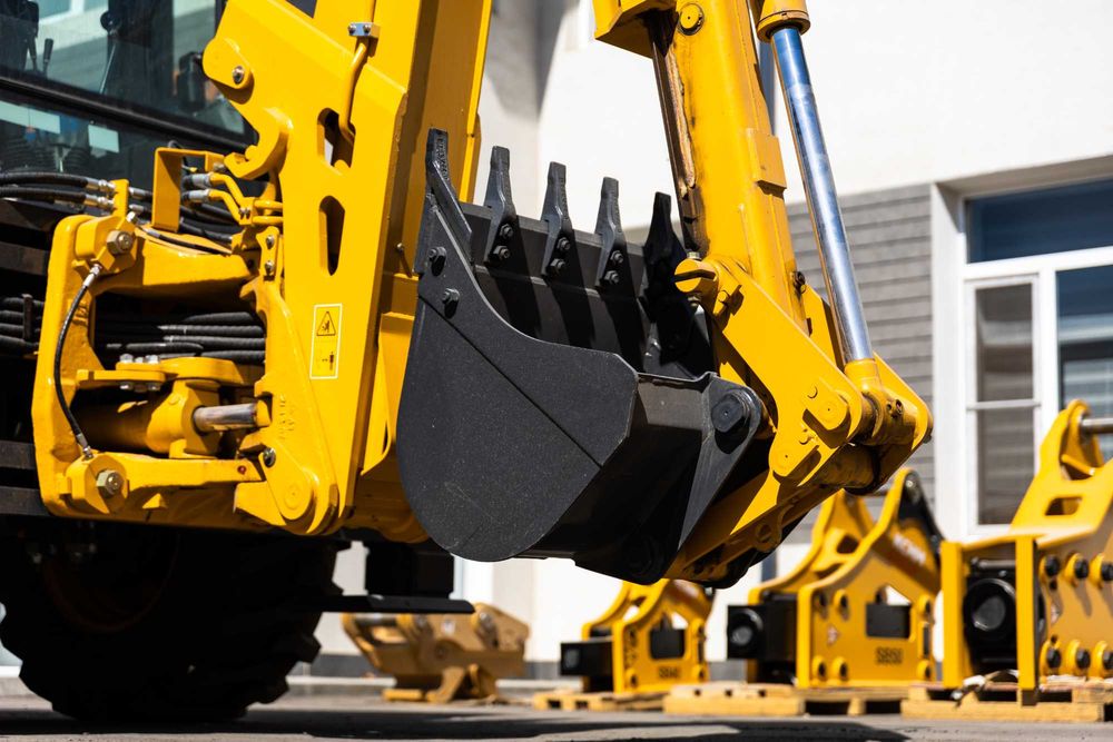 Экскаватор погрузчик базамизада тайор CLG777A!