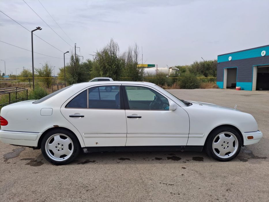 Mercedes Benz E320
