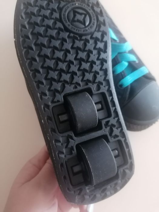 Vând Papuci cu role