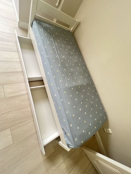 Продам кровать с матрасом