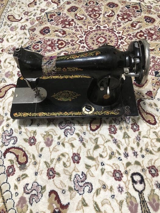 Винтажная швейная машина с золотым орнаментом