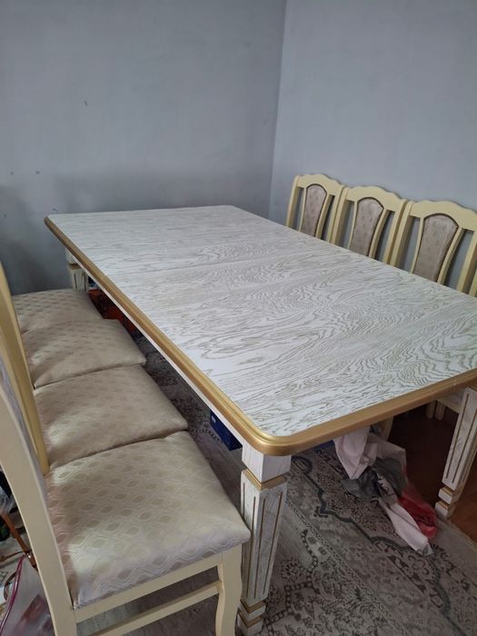 Стол со стульями в отличном состоянии