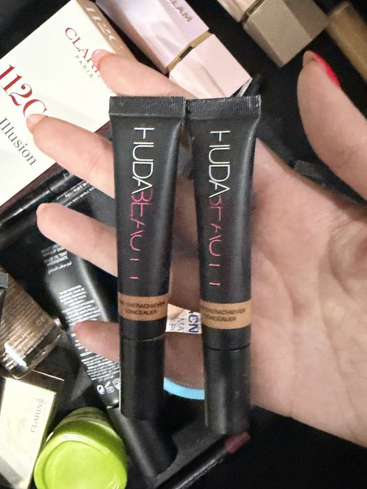 Гримове на huda ( сенки,контур,матови гланцове)