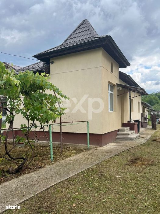 Casa cu 3 camere si teren 1.140 mp toate utilitatile, anexe si acces s