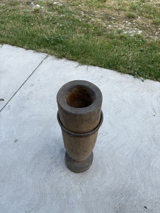 Piua veche din lemn masiv cu armătură metalică