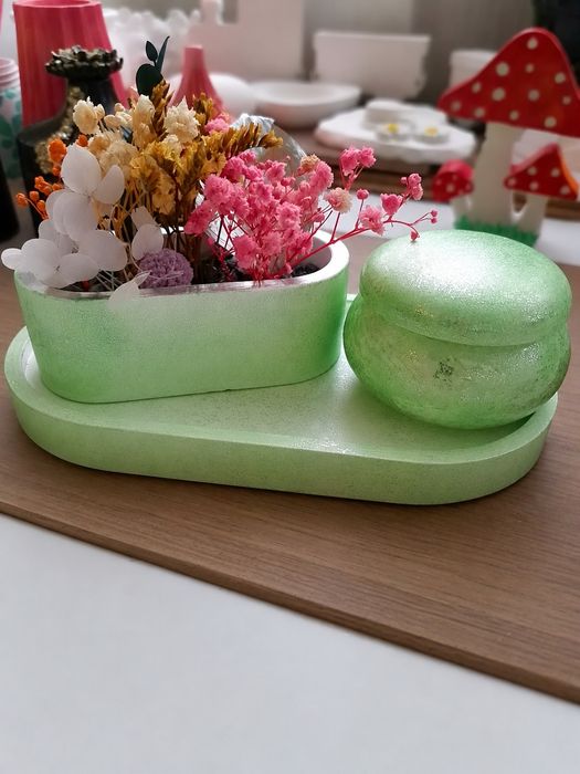 Фигурки от епоксидна смола и гипс.
