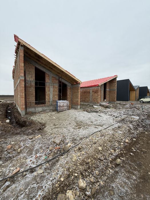 Casa la rosu  4 camere