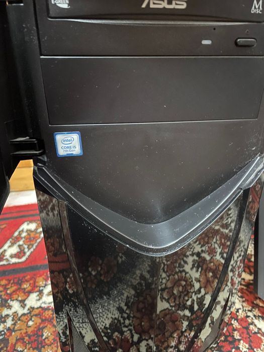 Unitate centrala cu monitor și tastatura, sistem audio