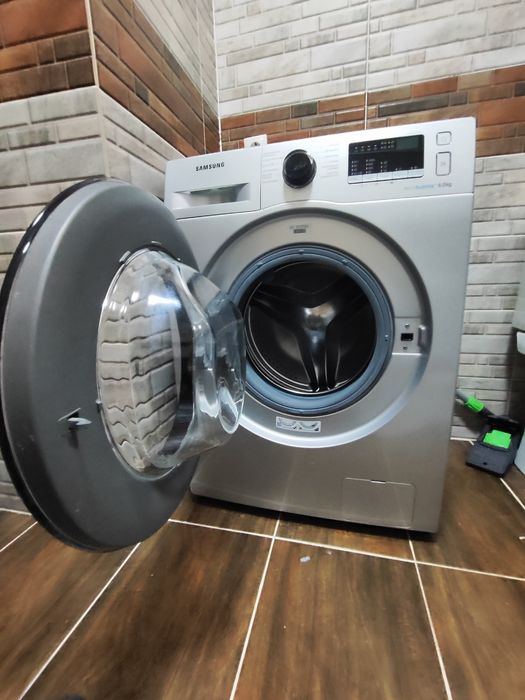 Стиральная машина Samsung Eco Bubble 6 кг в отличном состояний
​Текст: