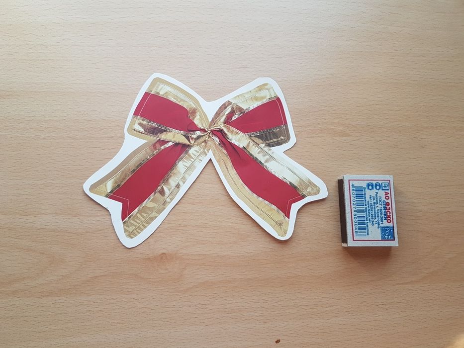 Наклейка в виде бантика