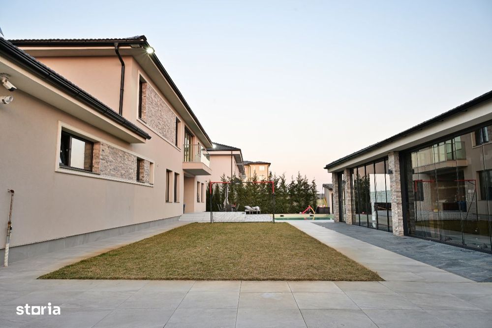Vila de lux design deosebit, piscina, sistem fotovoltaic cu baterii.