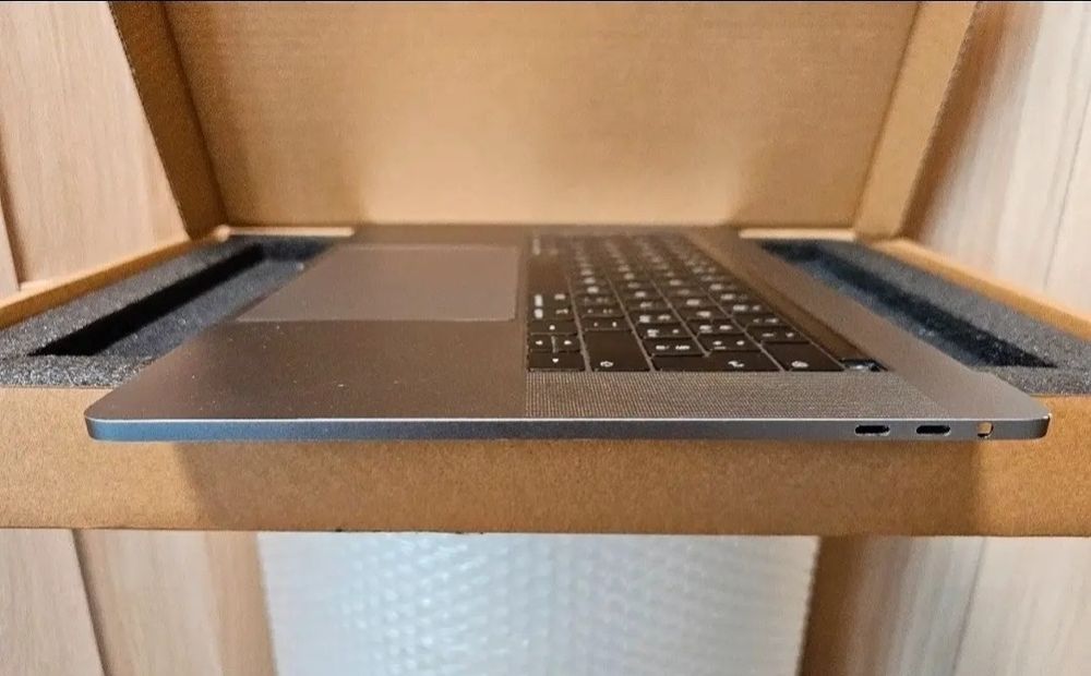 MacBook Pro 15" Touch Bar pentru piese de schimb