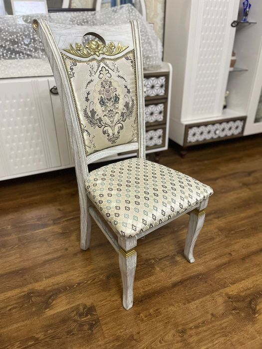 Белые стулья для гостиной