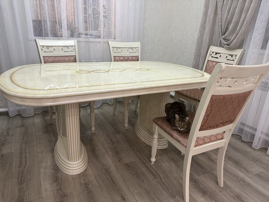 Продам стол кухонный со стульями