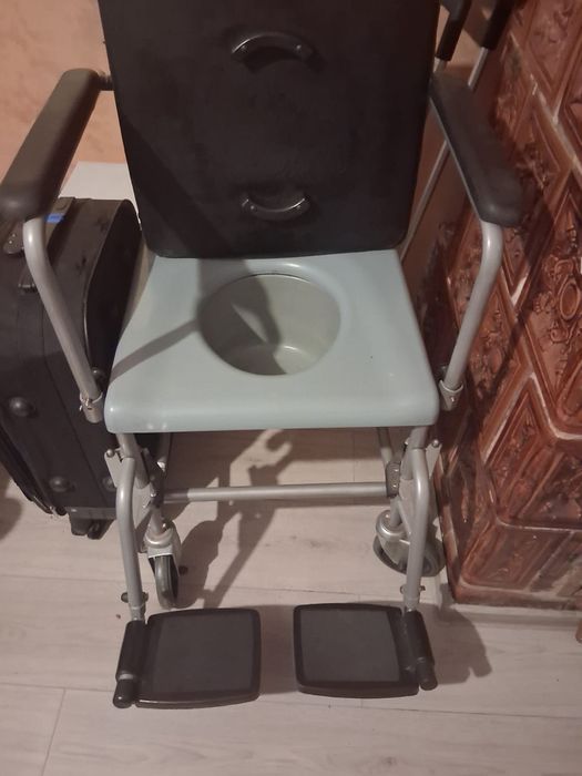 Vând scaun cu rotile de interior cu toaleta atașată