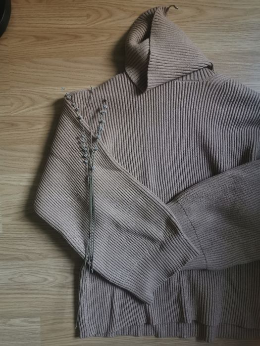 pulover Mango maro cu guler inalt