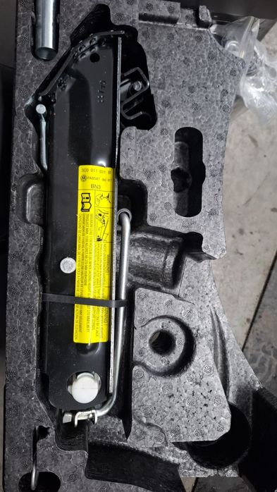 Vand kit compressor, cheie roti cric  Passat B7