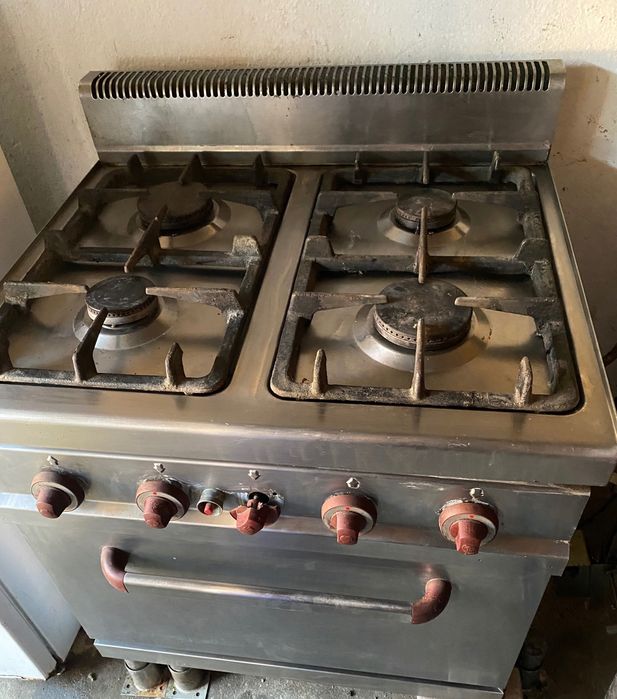 Aragaz cu 4 arzatoare si cuptor pe gaz