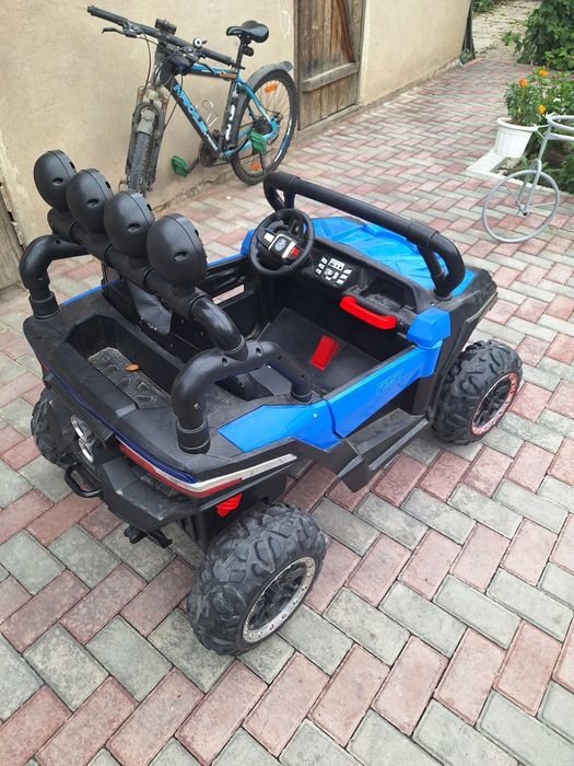 Продам машину детскую.