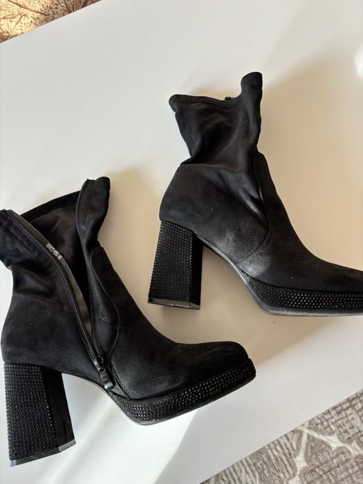 Черни боти с ток и камъчета