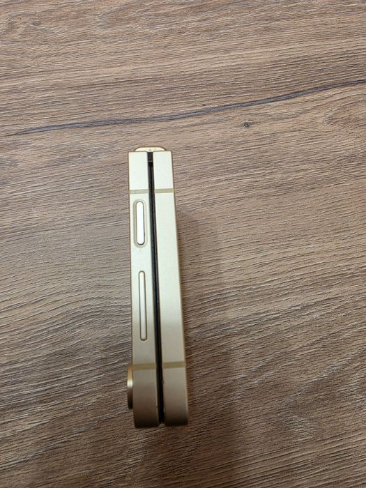 Samsung Galaxy Z flip 6 Gold