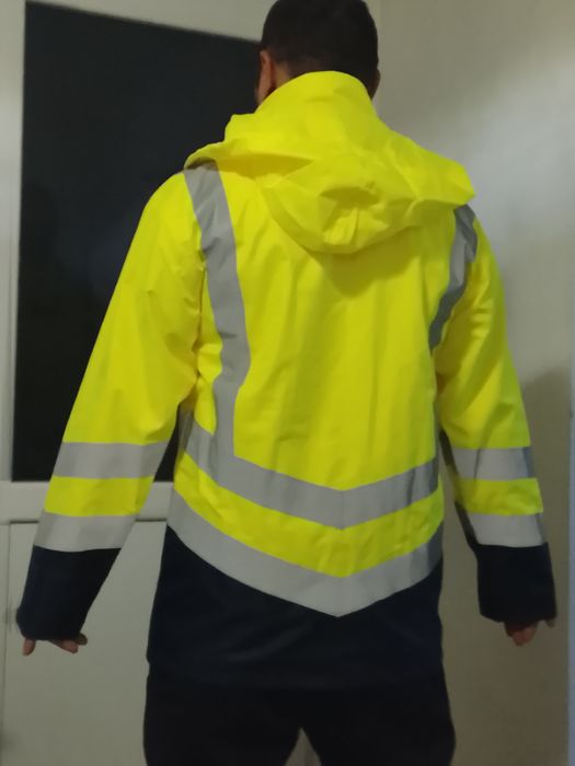 Vând geaca noua cu eticheta