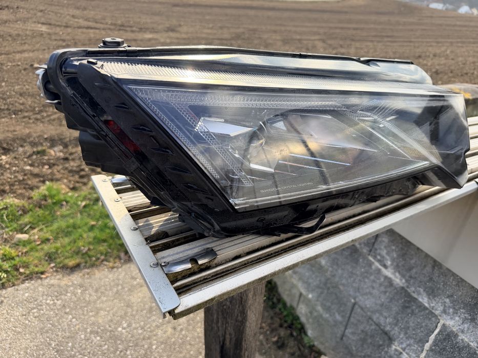 Десен фар за Skoda Oktavia IV Matrix-25”