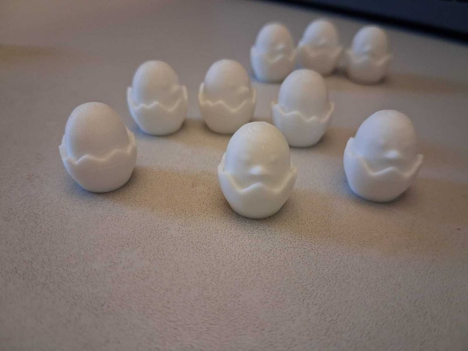 Сладка мини фигурка – пиленце в яйце