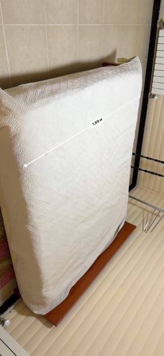 Кровать один из них раскладывается