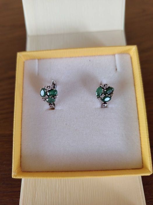 Сребърни обеци с изумруд
