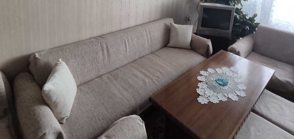 Подарявам  гардероб, холна гарнитура, легло, шкаф обувки, легло и др.