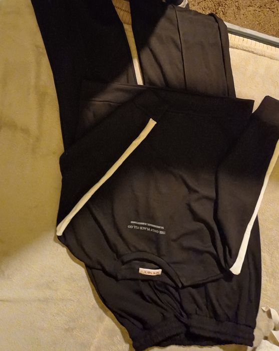 Продавам  дамски комплект Размер S в нов вид цвят черно и в цвят бордо