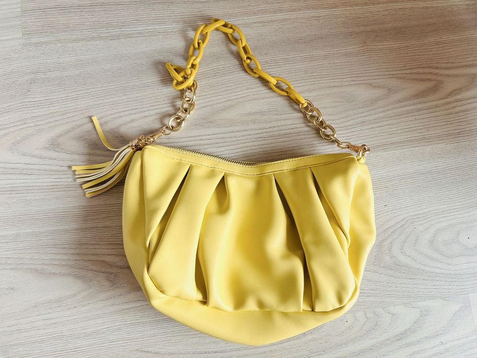Жълта дамска чанта