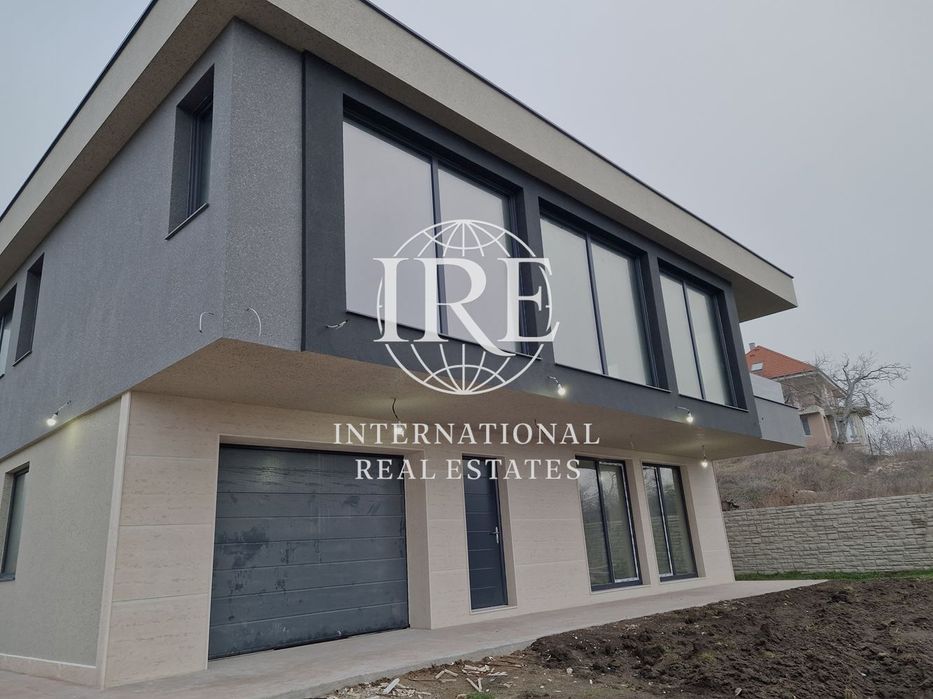 Нова двуетажна къща с впечатляваща панорамна гледка към езерото и гра