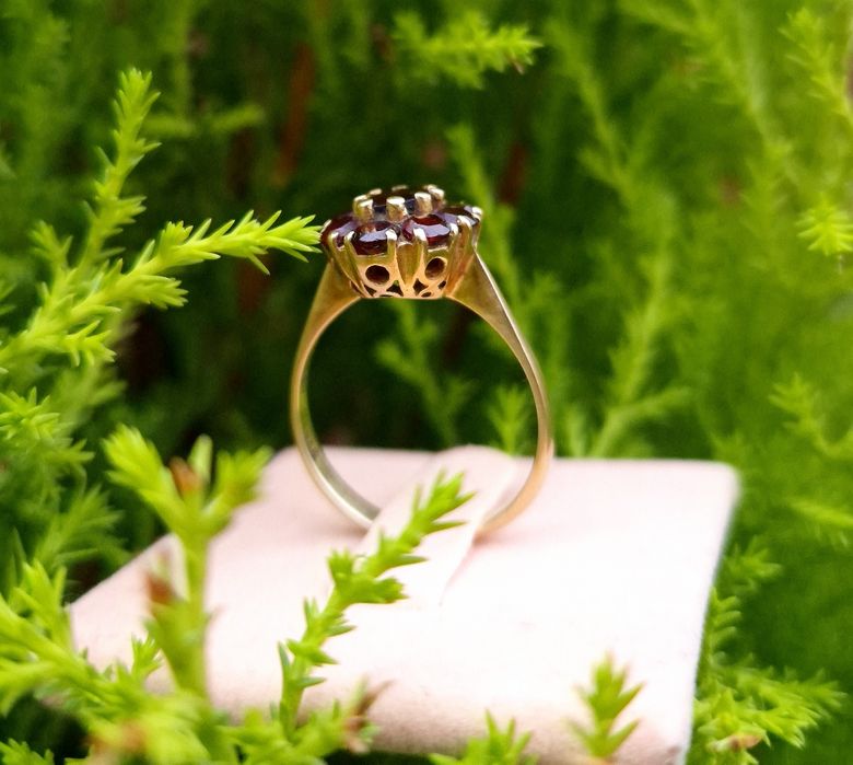 Inel din aur de 18K cu granate naturale