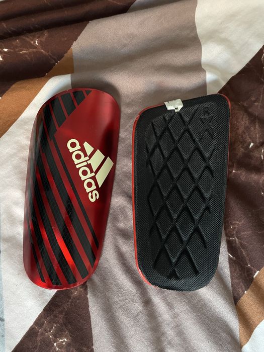 Футболни обувки adidas f50