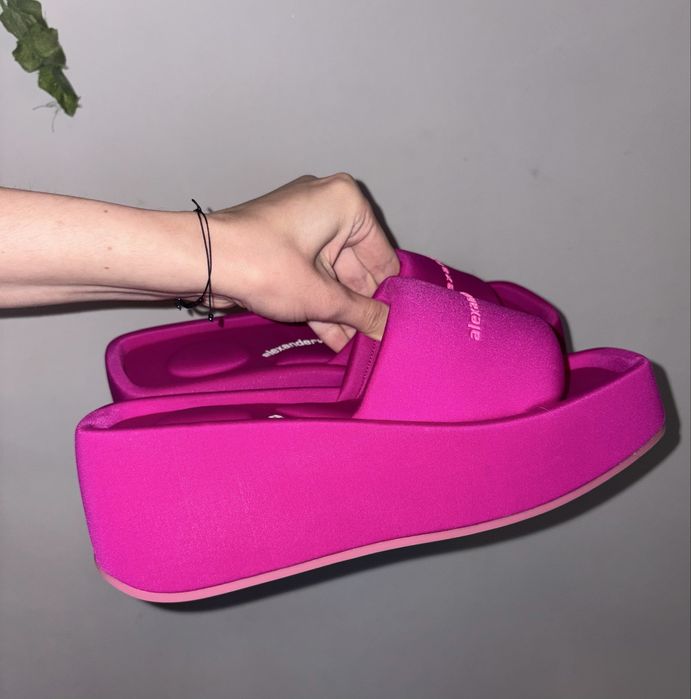 Женские шлепанцы