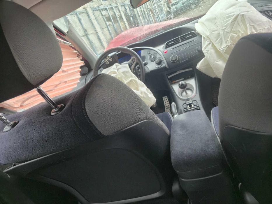 Vand honda civic 1.8 i-vtec an 2006 hatchback ,masina a avut un accident ,a intrat intr un stalp