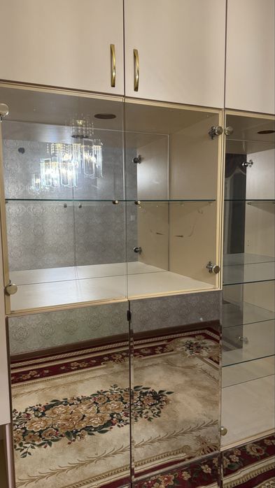 Продаю зеркальный шкаф