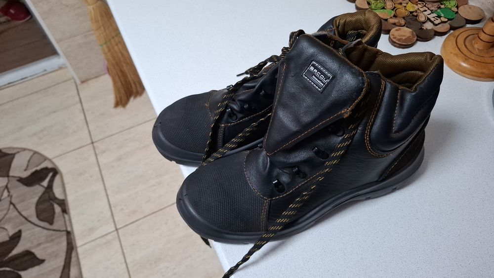 Bocanci de lucru cu bombeu metalic