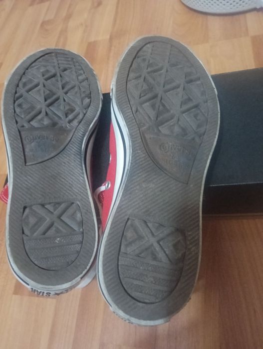 Vând Teniși Converse