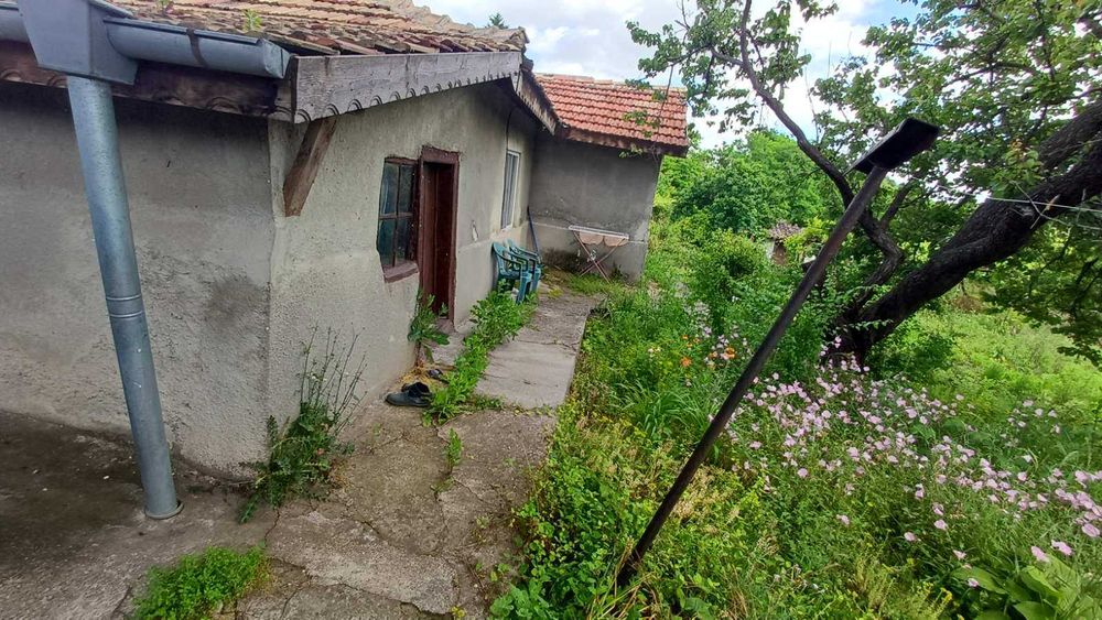 Продавам двор 1600 кв.м със стара къща, близо до Хуманитарна гимназия, гр Добрич