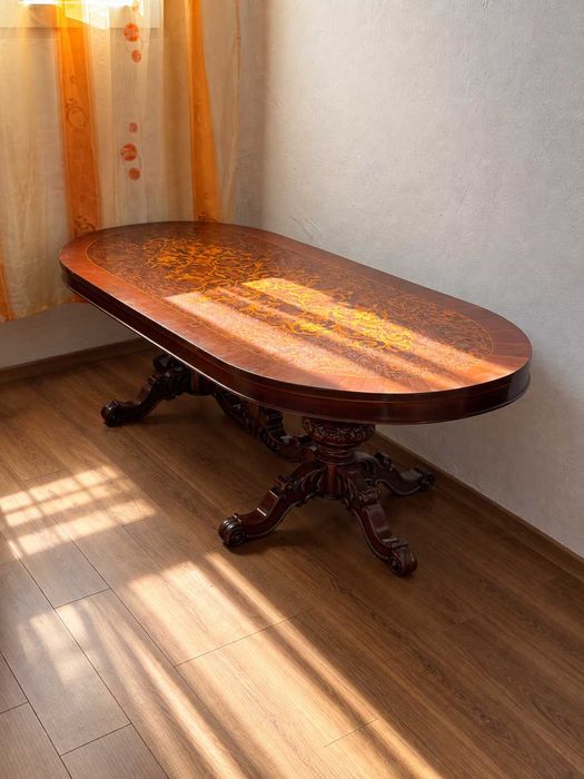Masă elegantă de colecție cu insertii florale și sculpturi ornamentale