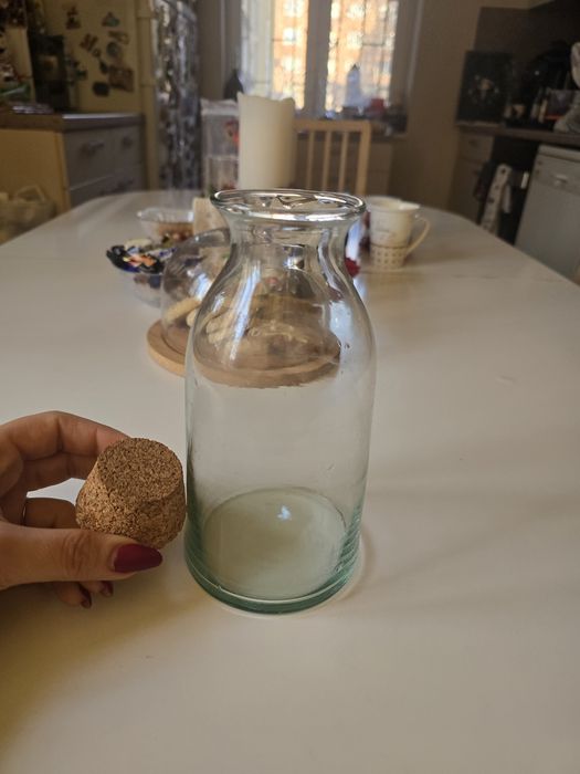 Ваза, декантер с коркова тапа