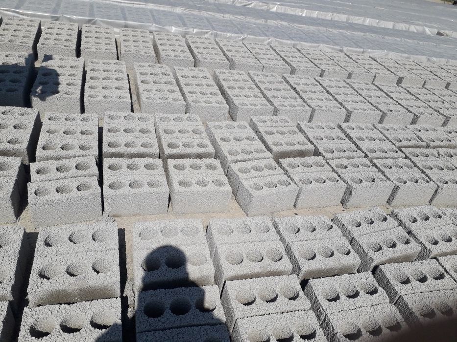 Shlakablok 1800 sòm sifat oʻrtacha narx  kaŕtaga va naqt to'lovga .