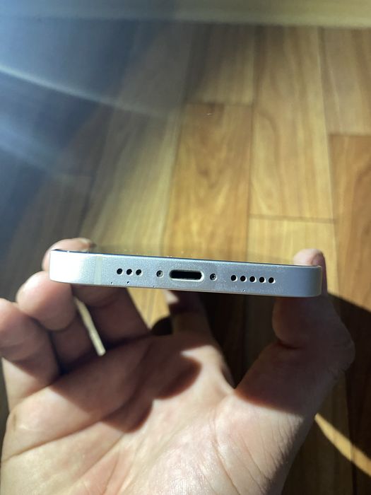 Продам iPhone 13 256 GB (белый)